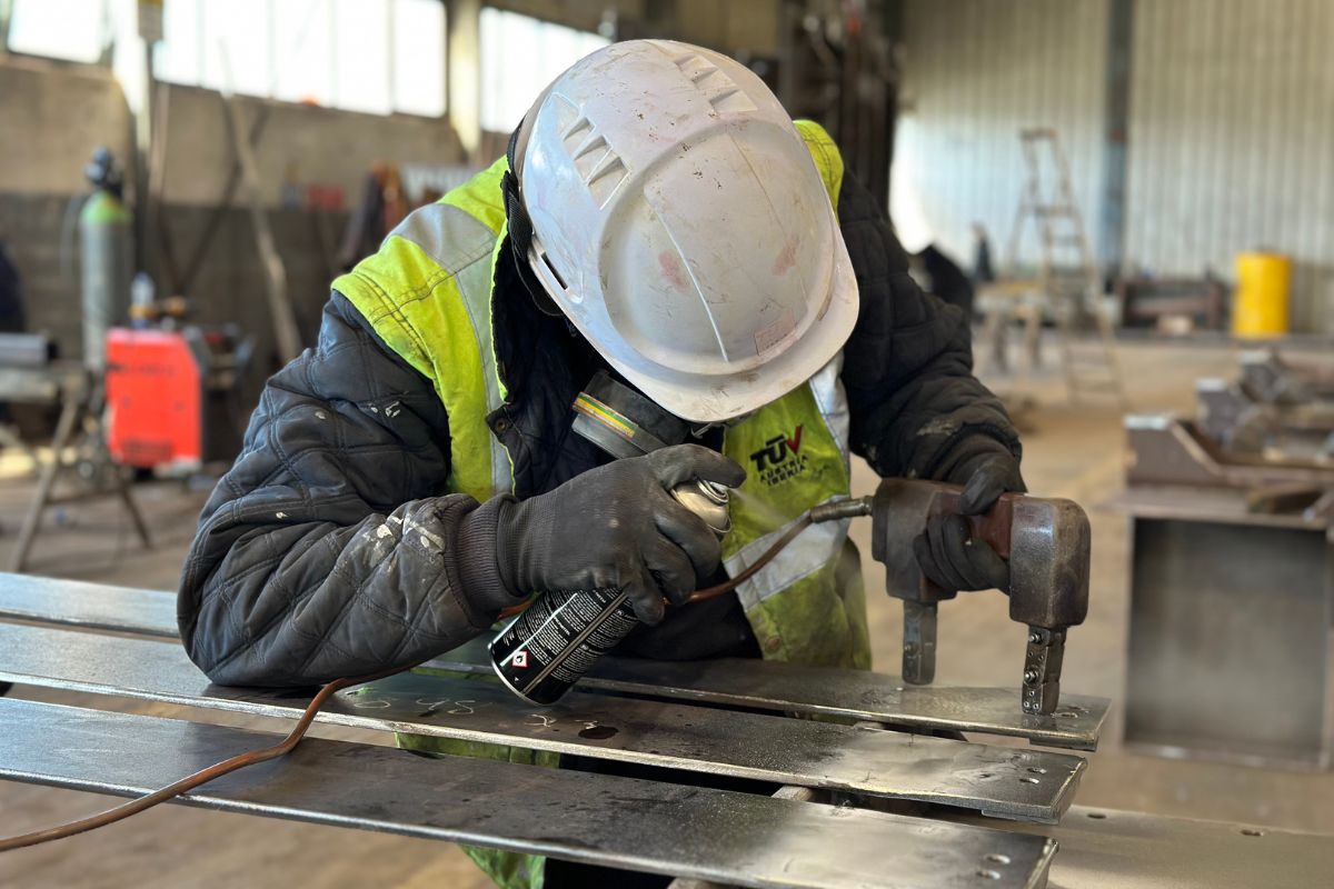 Técnico da TÜV AUSTRIA Iberia a realizar um ensaio não destrutivo em estrutura metálica