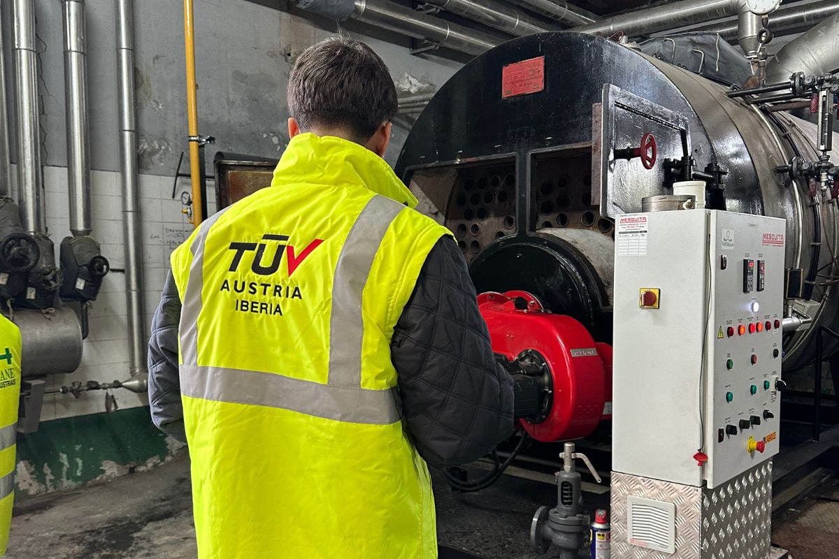Inspetor da TÜV AUSTRIA Iberia a inspecionar equipamento sob pressão